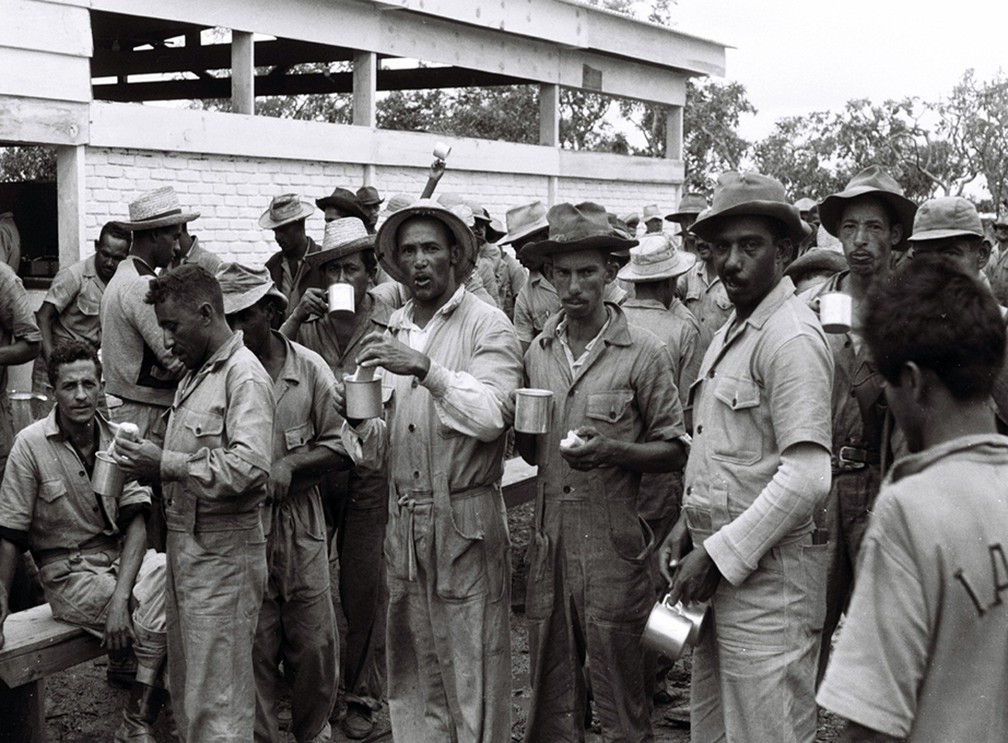 Operários tomam café da manhã em Brasília — Foto: Arquivo Público do DF/Divulgação