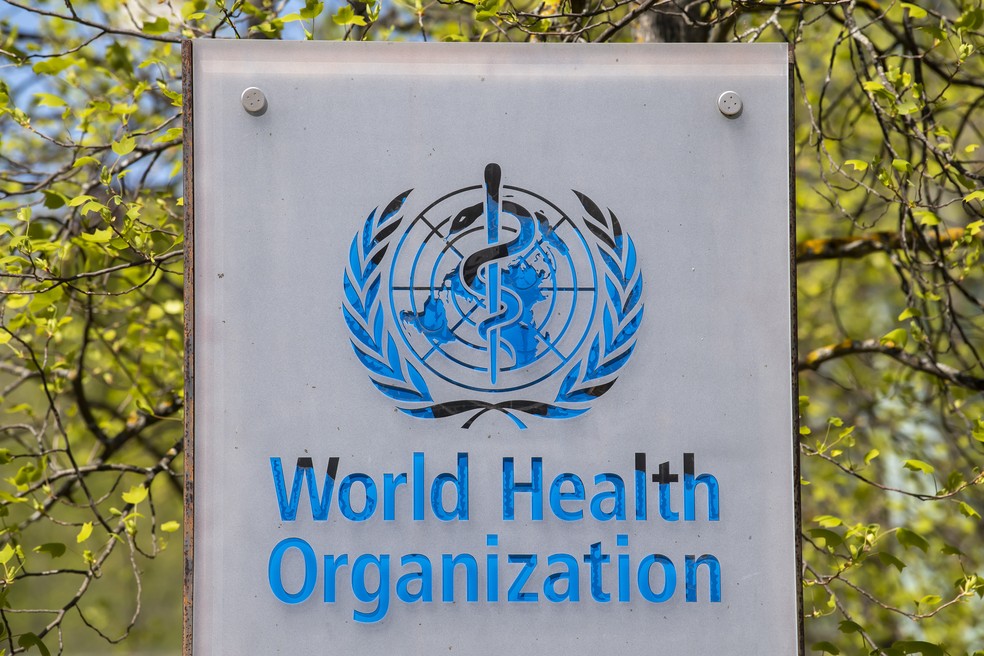 O logo da Organização Mundial da Saúde (OMS) é visto fora da sua sede em Genebra. — Foto: Martial Trezzini/Keystone via AP