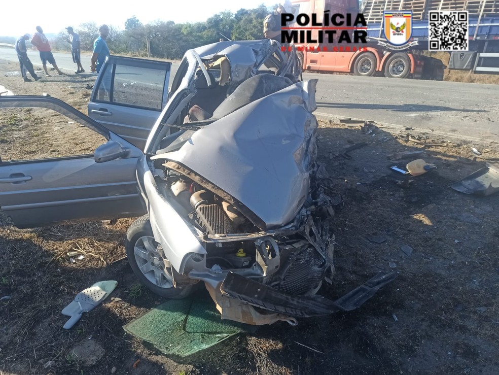 Três ficam feridos após batida entre carro e caminhão em Itutinga — Foto: Polícia Militar Rodoviária
