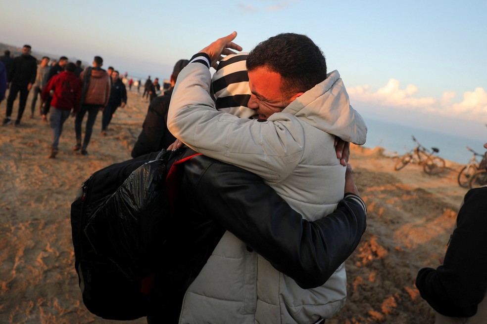 Famílias palestinas voltam ao norte de Gaza — Foto: Imagem: Reuters