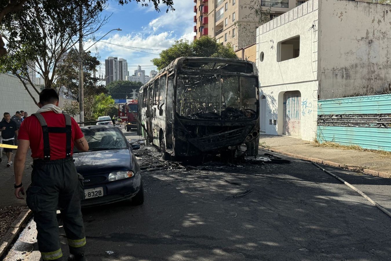 Incêndio destrói ônibus e atinge carro estacionado em rua de Campinas
