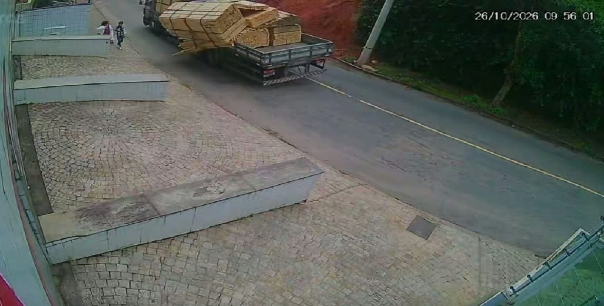 Carga de madeira cai de caminhão e deixa criança ferida em Juiz de Fora