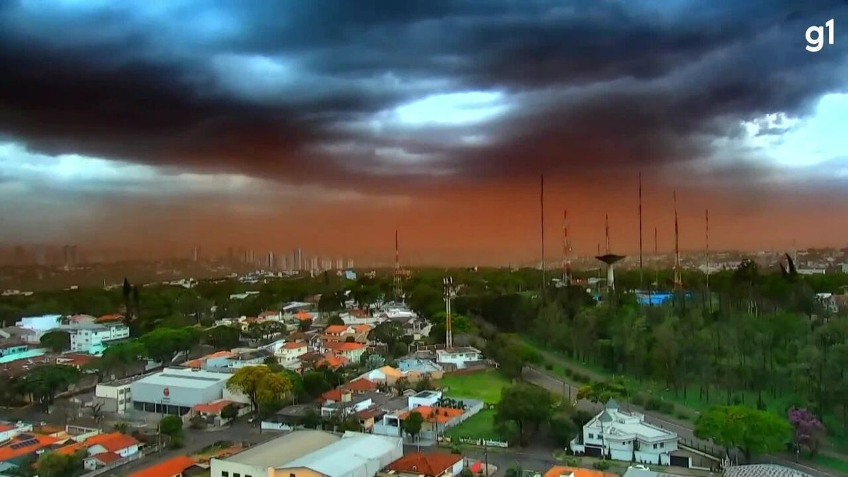 Tempestade de poeira atinge Maringá com rajadas de ventos de mais de 90