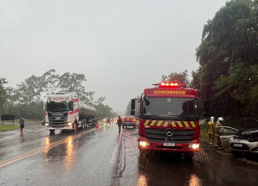 Batida entre carro e carreta mata jovem e deixa mulher e adolescente em estado grave no Paraná