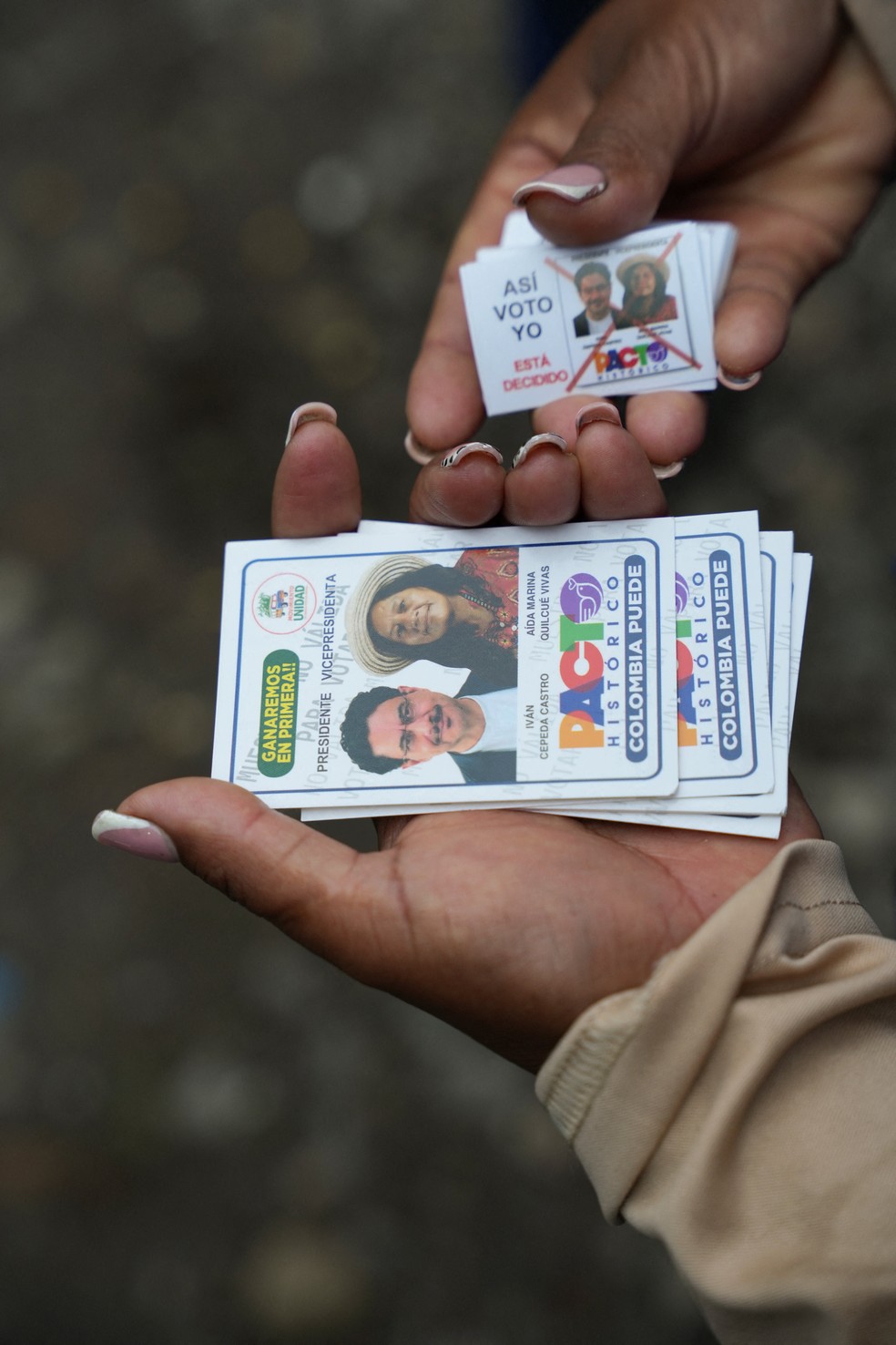 Um membro da Guarda Indígena Nasa segura material de campanha no dia da eleição presidencial, em Corinto, na Colômbia. — Foto: Jair Coll/Reuters