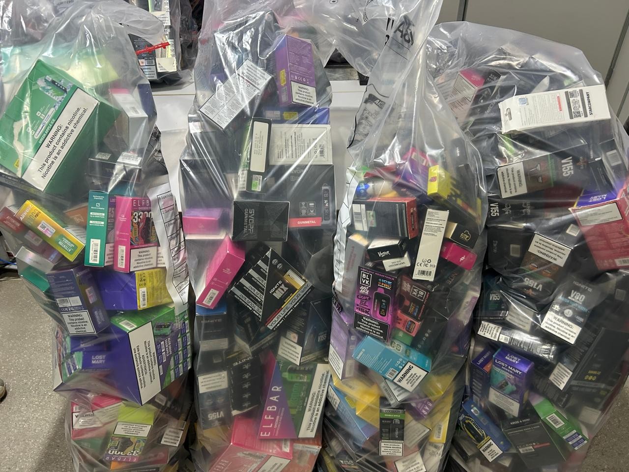 Polícia prende duas pessoas e apreende quase 2 mil cigarros eletrônicos em Campina Grande