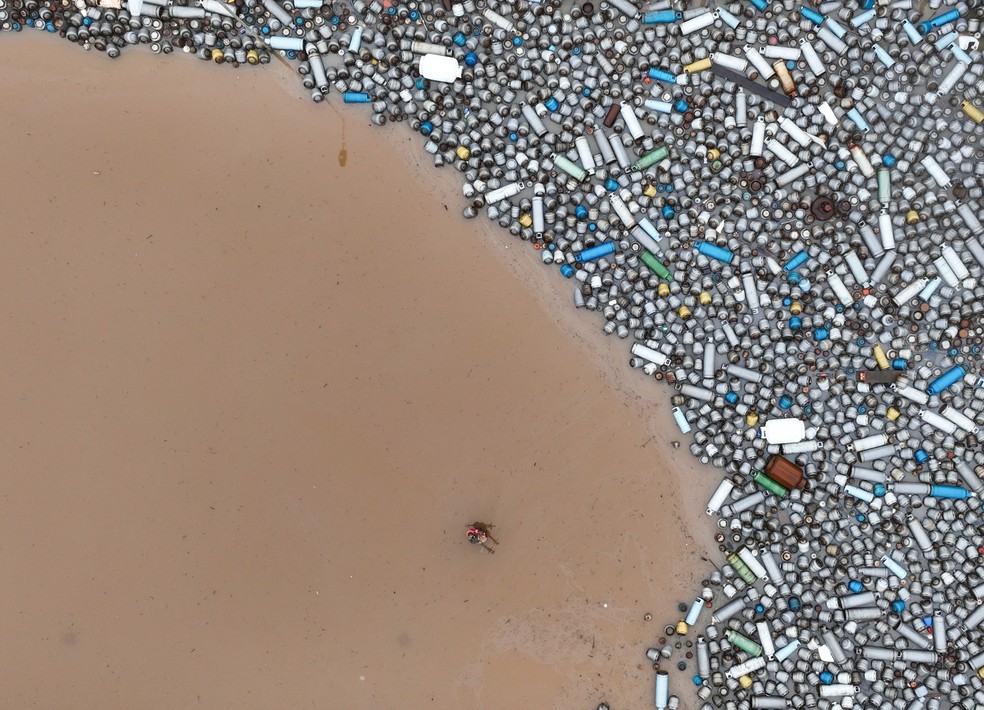 Vista aérea de botijões de gás em área alagada de Porto Alegre — Foto: Adriano Machado/Reuters
