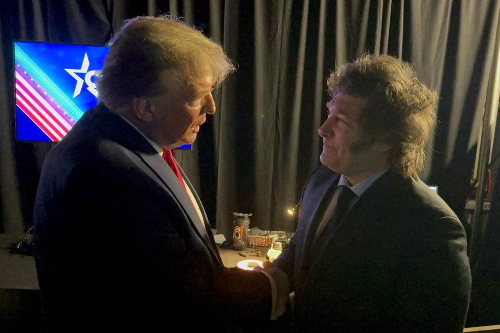Donald Trump e Javier Milei em fevereiro de 2024 — Foto: Reprodução governo da Argentina/Via AFP