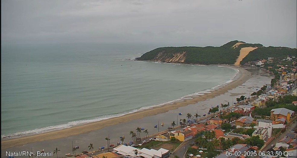 Alagamento na área de engorda da praia de Ponta Negra, em Natal — Foto: Live Cam Natal/Reprodução
