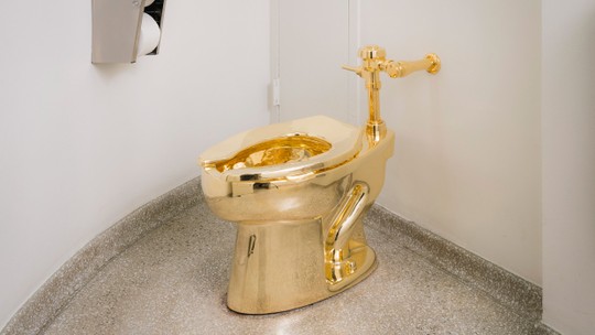 Dois homens são presos por roubar privada de ouro de quase R$36 milhões - Intitulado 'America' pelo artista italiano Maurizio Cattelan, o vaso sanitário foi roubado em 2019 na sede da família Churchill.