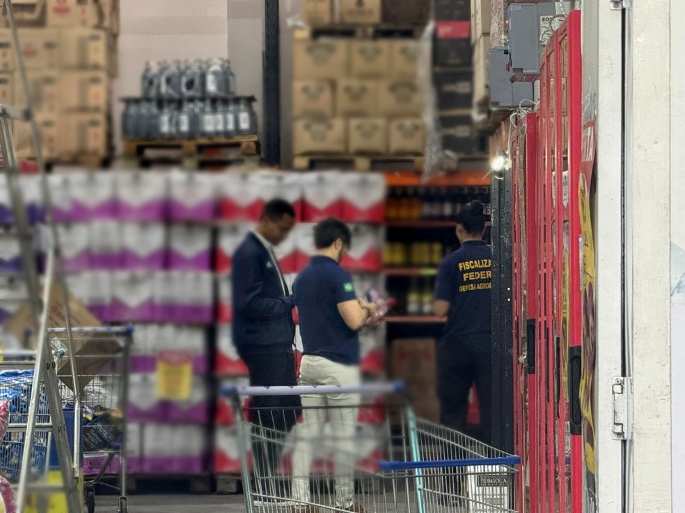 Distribuidora de bebidas em Embu das Artes é alvo da PF e do Ministério da Agricultura — Foto: Lucas Jozino/TV Globo