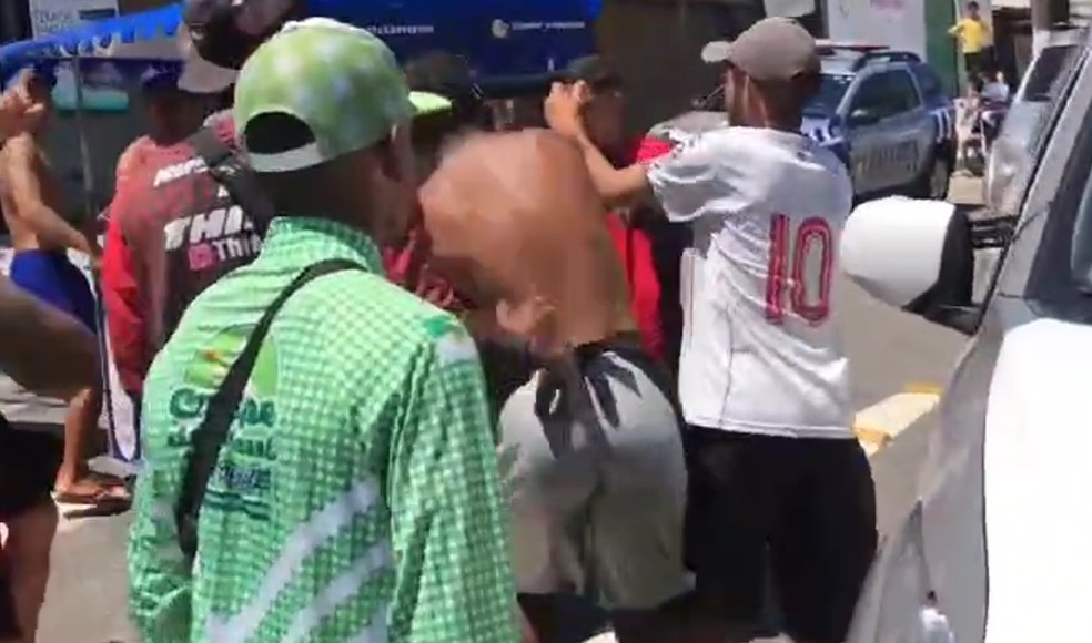 Confusão entre vendedores na praia de Ponta Negra em Natal — Foto: Emerson Medeiros/Inter TV Cabugi