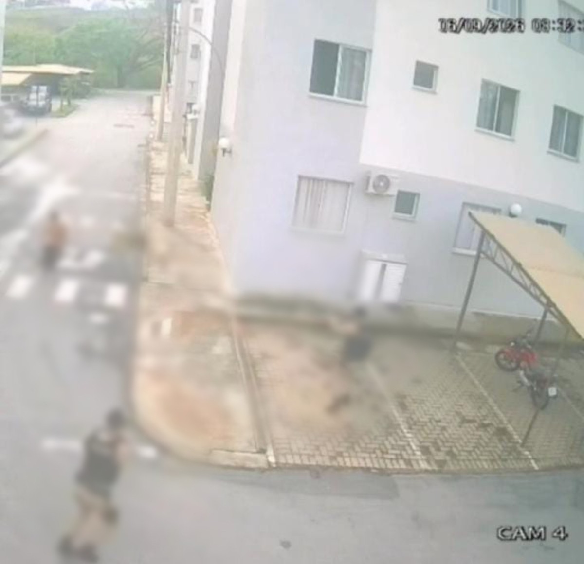 VÍDEO: Após agredir mãe, jovem tenta esfaquear policiais e é baleado em MG