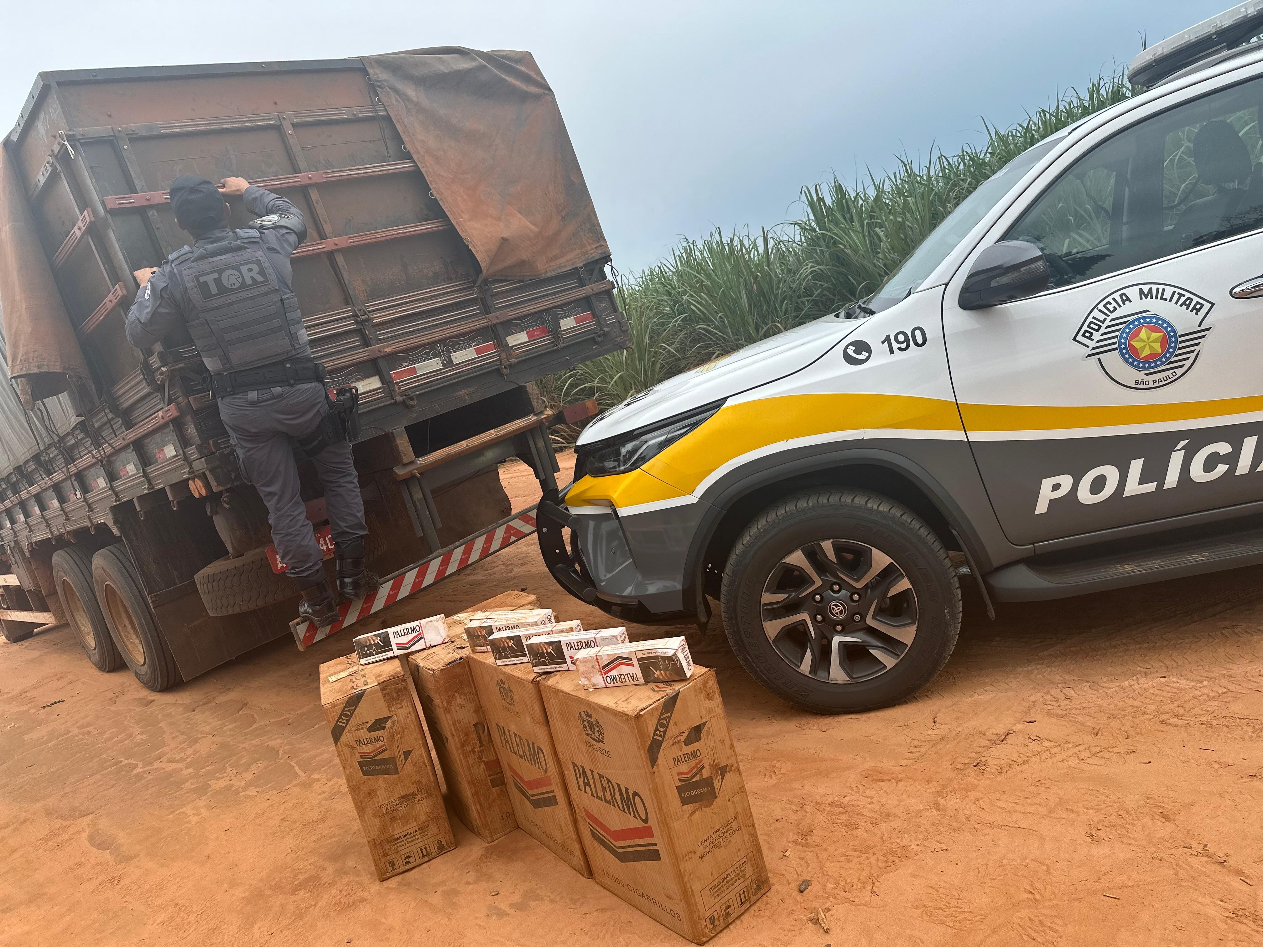 Polícia apreende caminhão com 200 mil maços de cigarros sem nota fiscal no interior de SP 