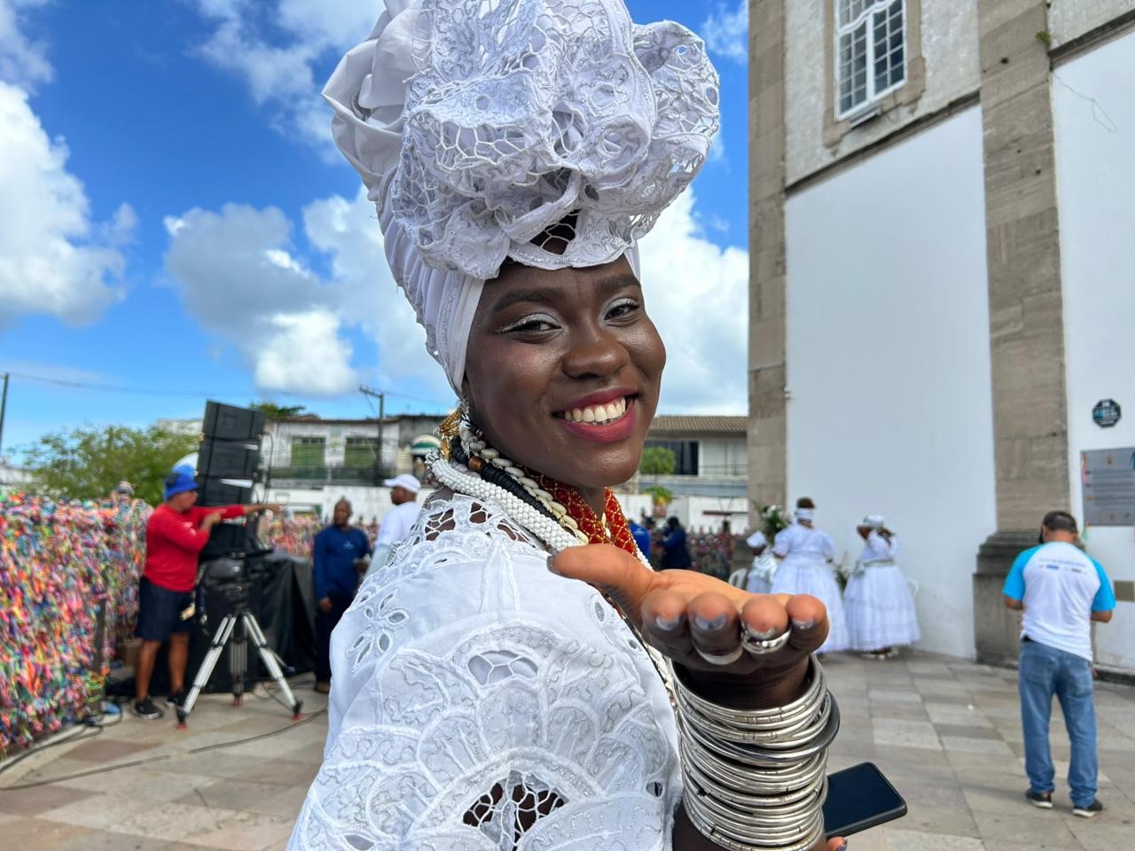 Lavagem do Bonfim 2026 - Baiana espera o cortejo na Igreja do Senhor do Bonfim — Foto: Mônica Melo / TV Bahia