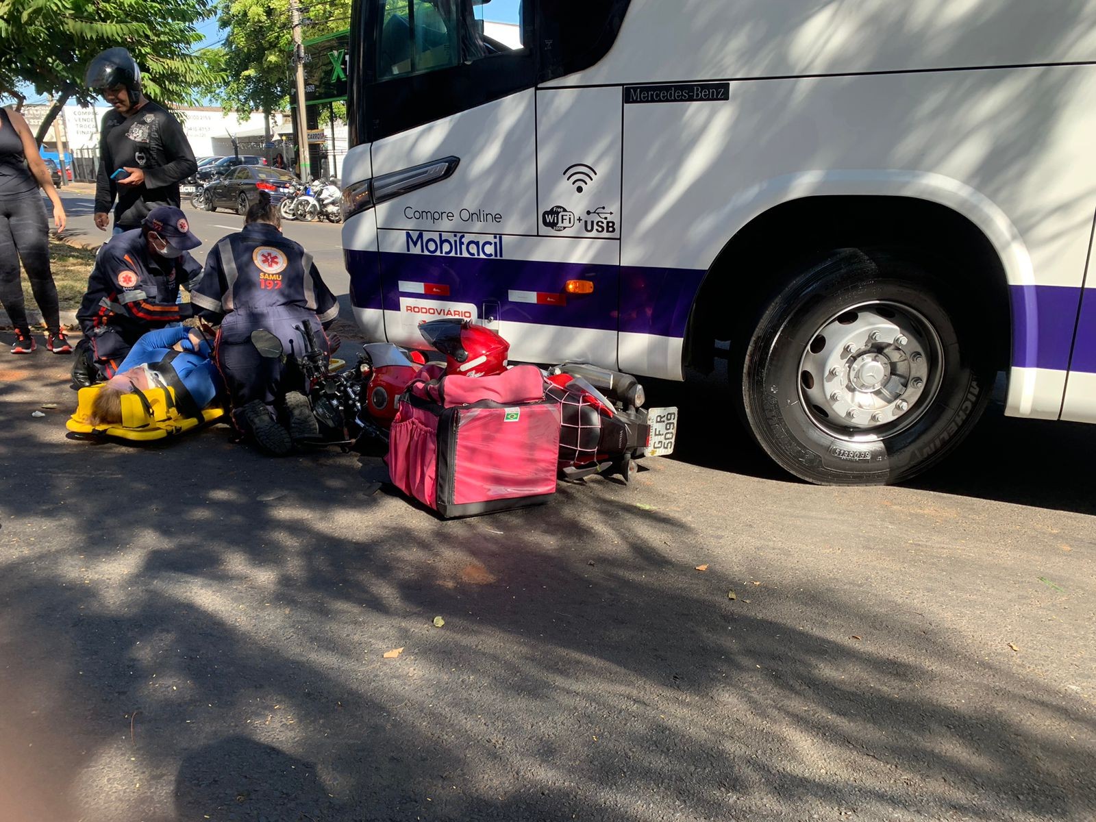 Acidente entre moto e ônibus deixa mulher ferida em avenida de São Carlos; VÍDEO