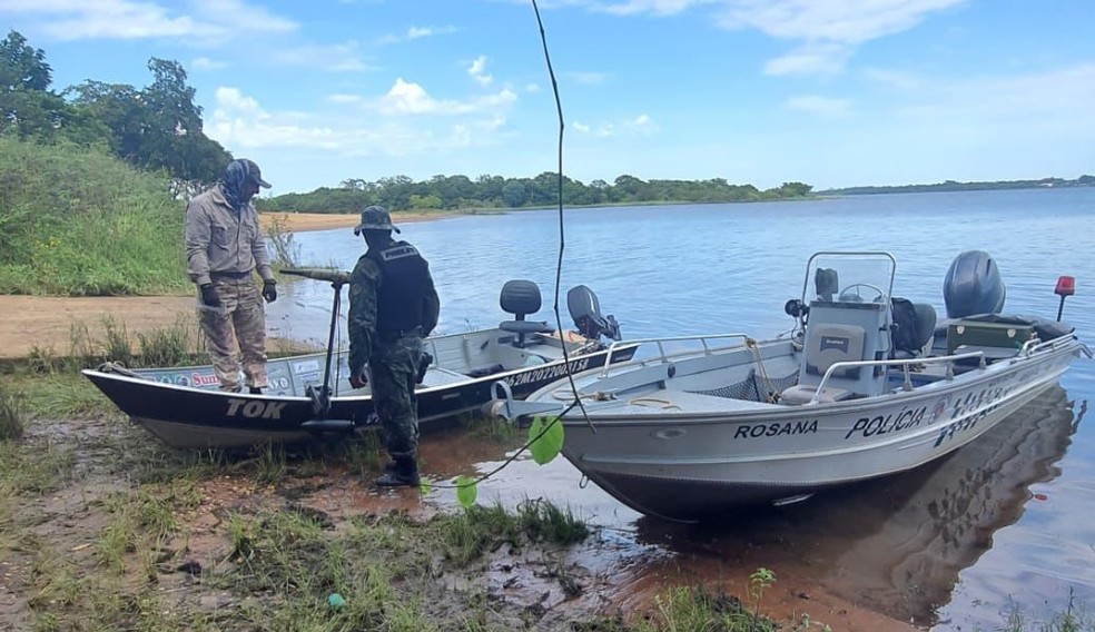 Ocorrência foi registrada no Rio Paraná, em Rosana (SP) — Foto: Polícia Militar Ambiental