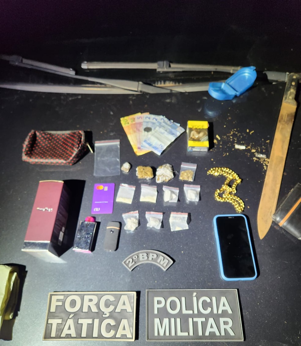Drogas foram encontradas com suspeitos durante abordagem — Foto: PM/Divulgação