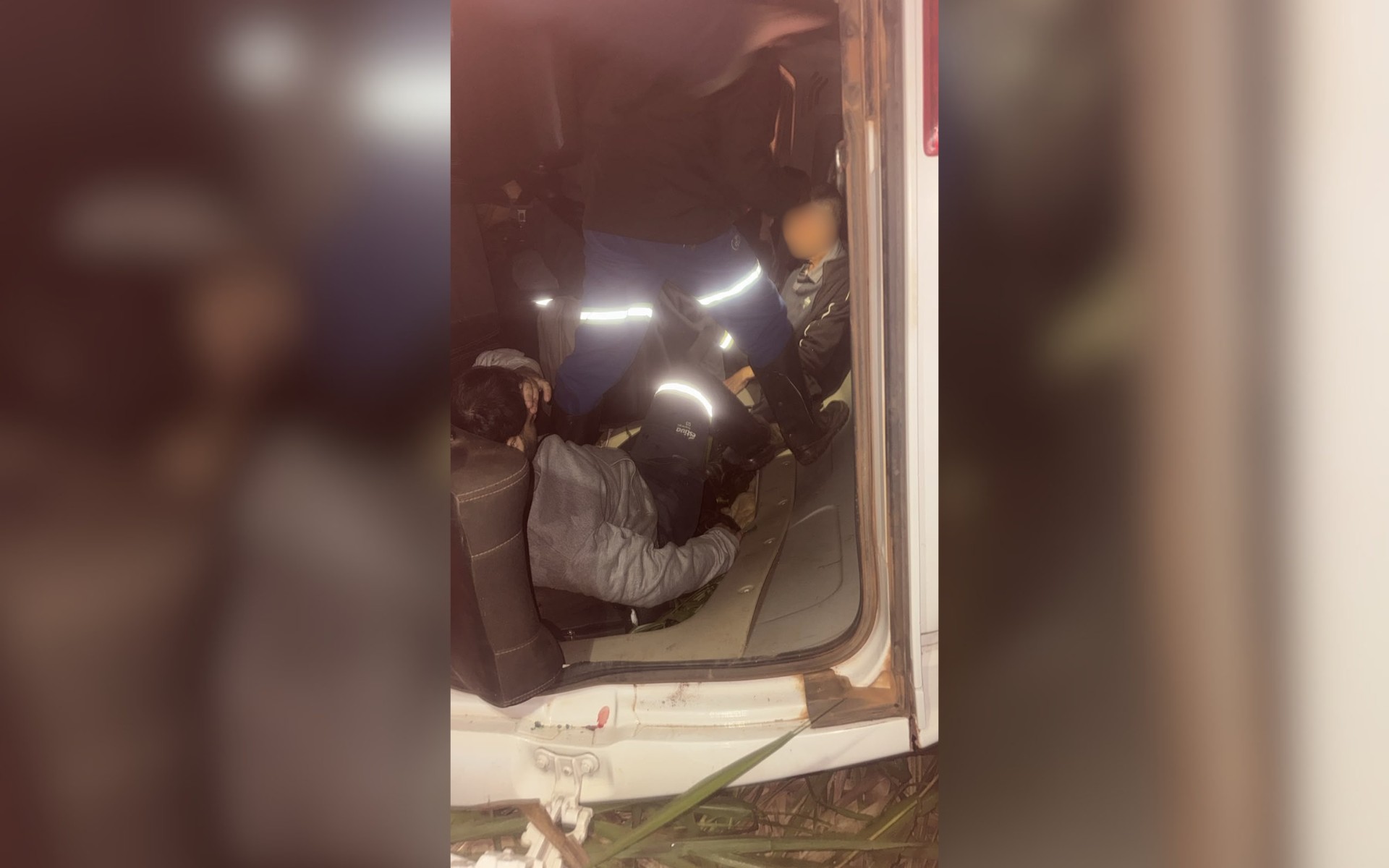 Acidente entre van e caminhão deixa feridos na Rodovia SP-304​‌​