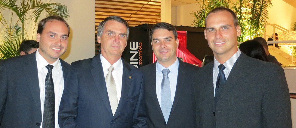 Jair Bolsonaro com os filhos Carlos, Flávio e Eduardo — Foto: Flickr/família Bolsonaro