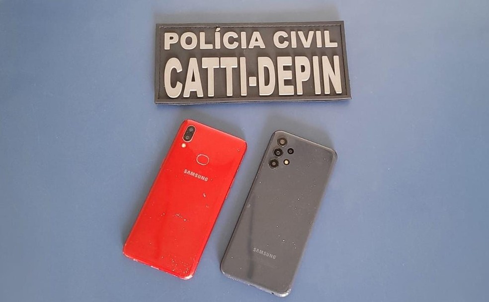 Celulares apreendidos na casa da suspeita — Foto: Divulgação/Polícia Civil