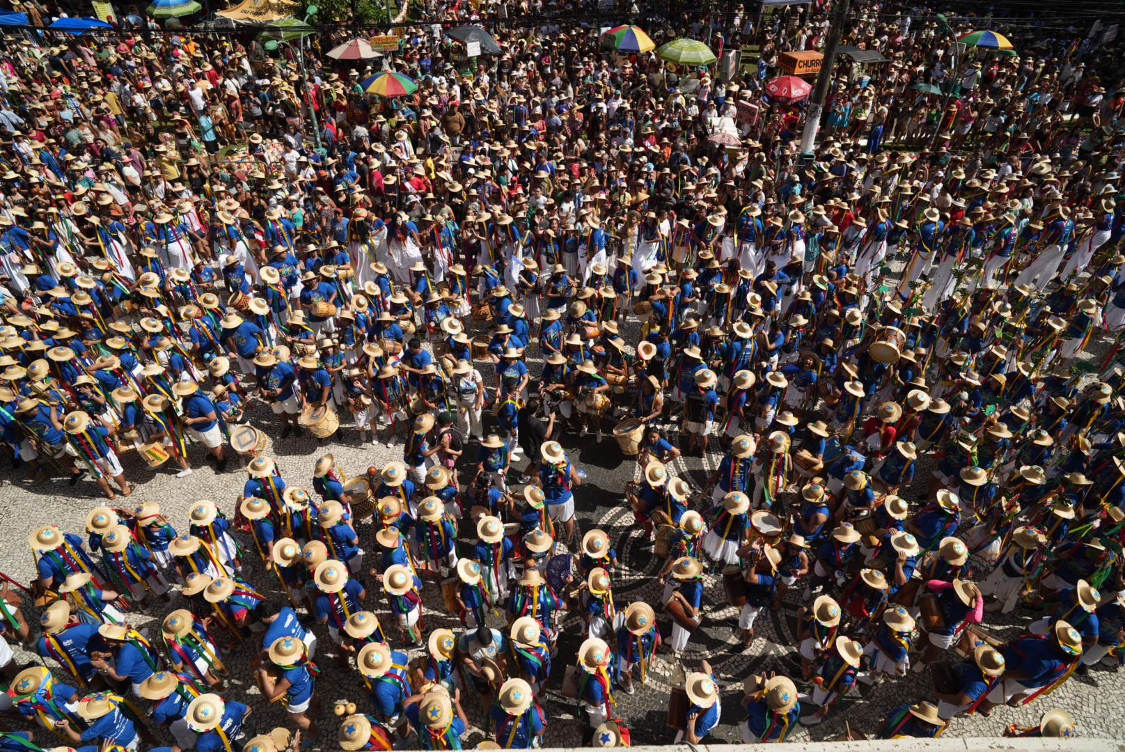 Primeiro Arrastão do Pavulagem leva milhares de pessoas às ruas de Belém neste domingo, 15; FOTOS