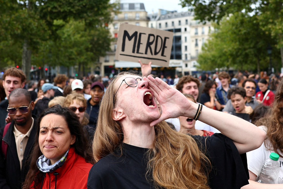 Manifestante grita durante um protesto na Place de la République, em Paris, durante dia de manifestações do movimento popular chamado "Vamos Bloquear Tudo", na França, em 10 de setembro de 2025. — Foto: REUTERS/Abdul Saboor