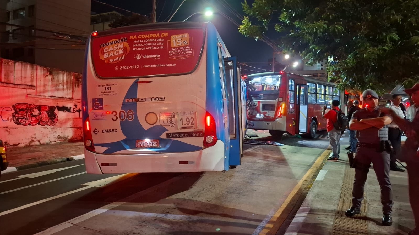 Batida entre dois ônibus deixa 8 feridos em Campinas