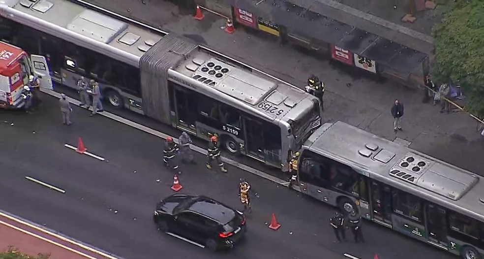 Acidente envolvendo dois ônibus na Avenida Paulista deixou feridos — Foto: Reprodução/TV Globo