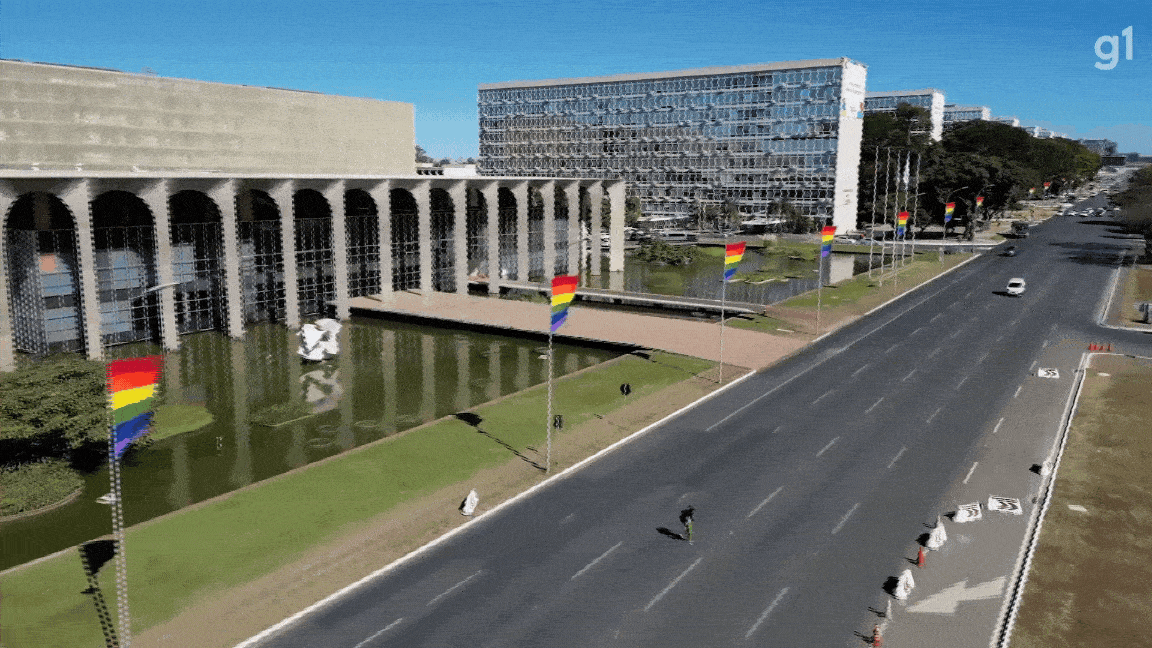 Dia do Orgulho LGBTQIAPN+: Esplanada dos Ministérios ganha 110 bandeiras arco-íris; veja VÍDEO