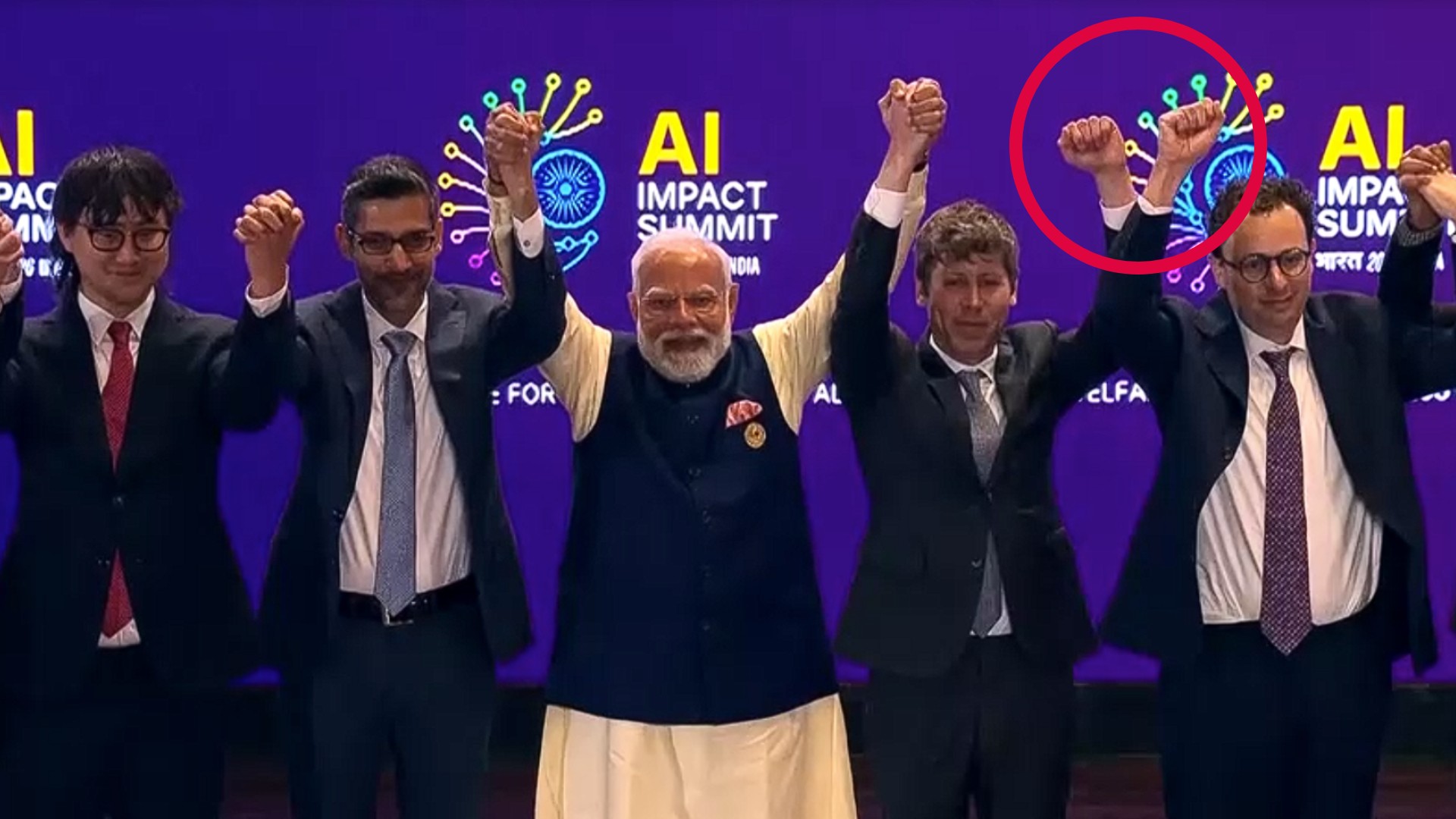 'Chefões' de gigantes de IA se recusam a dar as mãos em foto em grupo