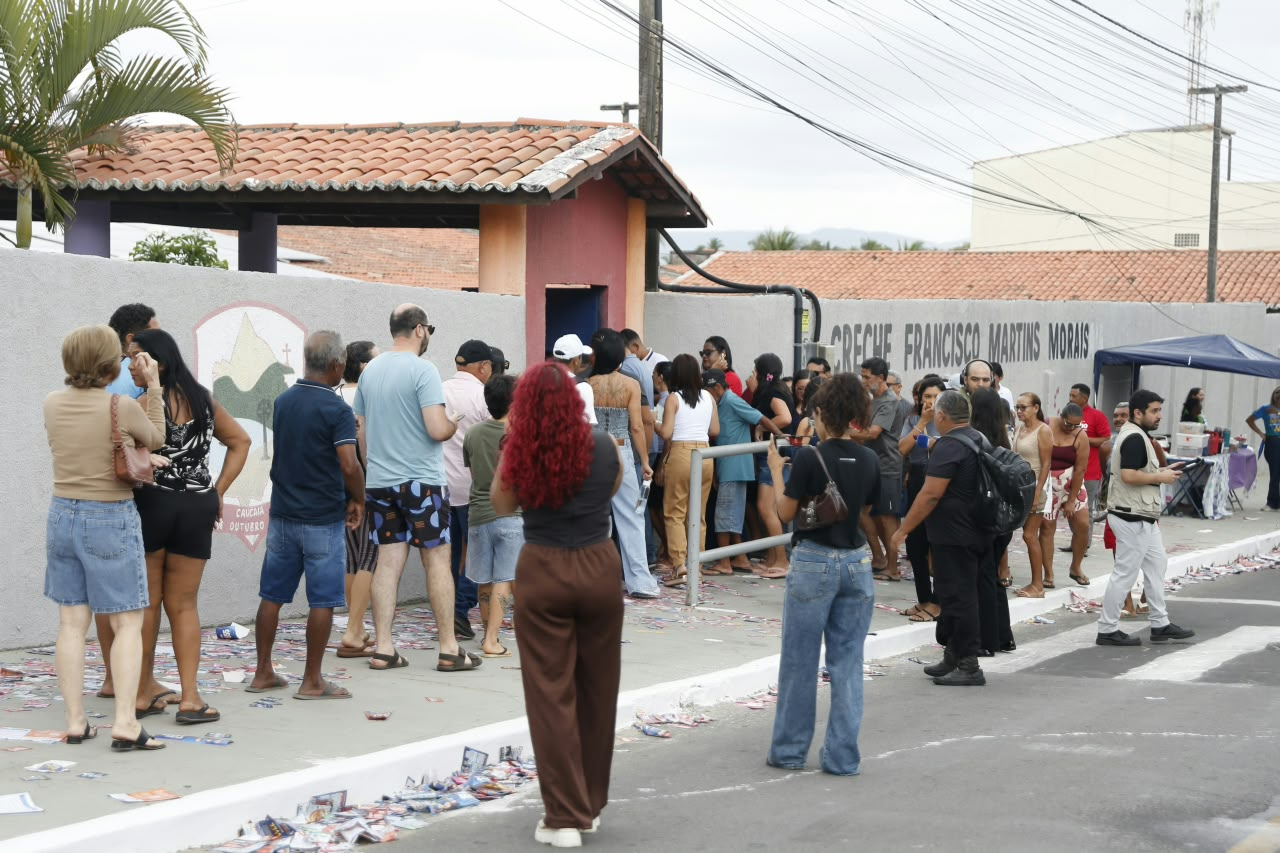 Eleitores reclamam de longas filas em diversas cidades do Ceará; TRE diz que é normal em eleição com seis votos