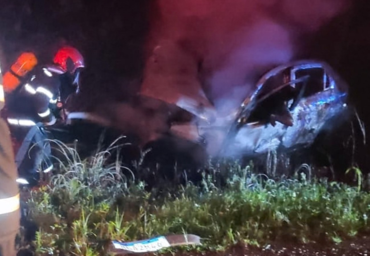Homem morre carbonizado após carro bater em caminhão e pegar fogo na BR‑153