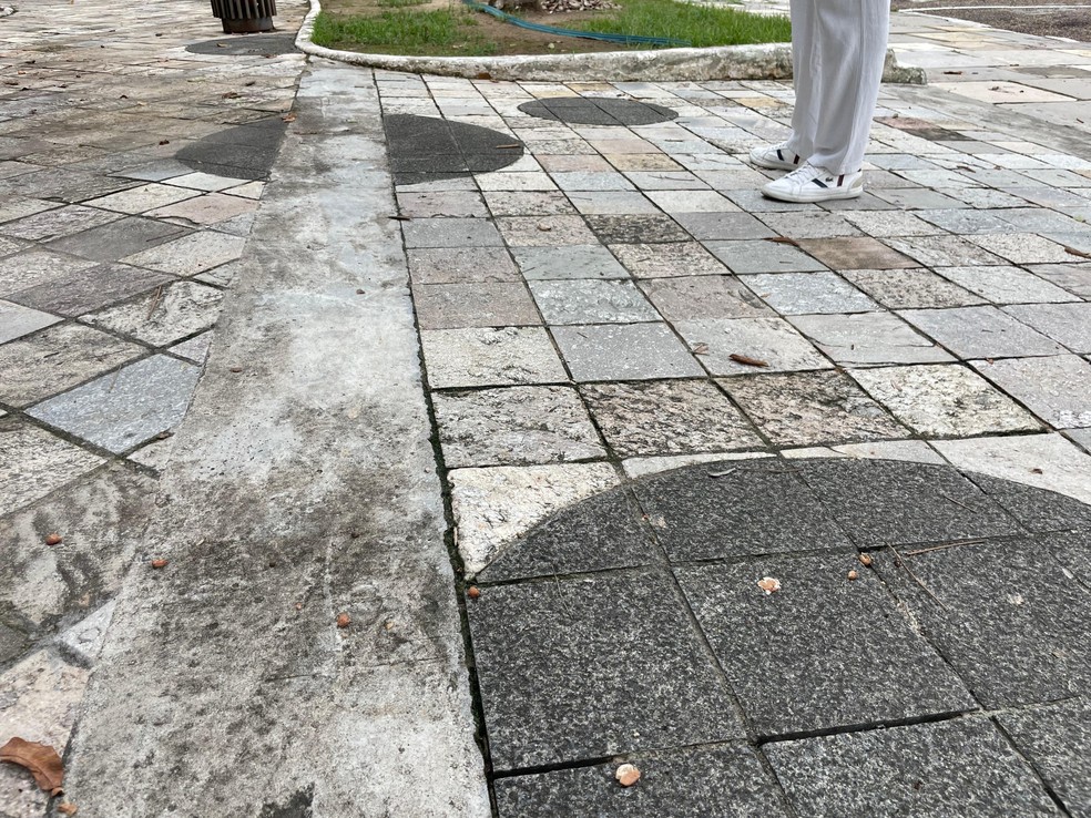 Na praça existem ao menos cinco marcações dessas — Foto: Lucas Macedo/g1 Amazonas