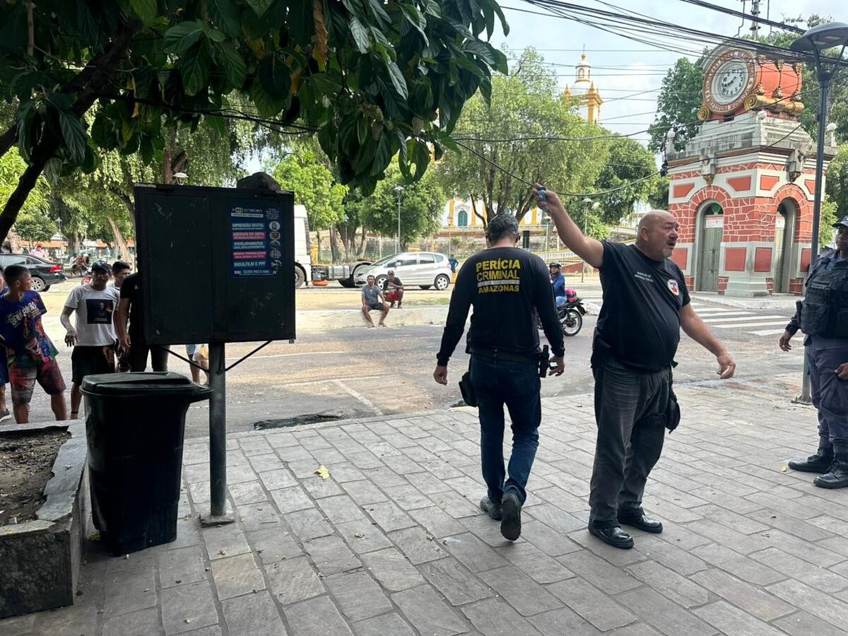 Corpo de homem é encontrado dentro de lixeira no Centro de Manaus; câmeras devem ajudar na investigação