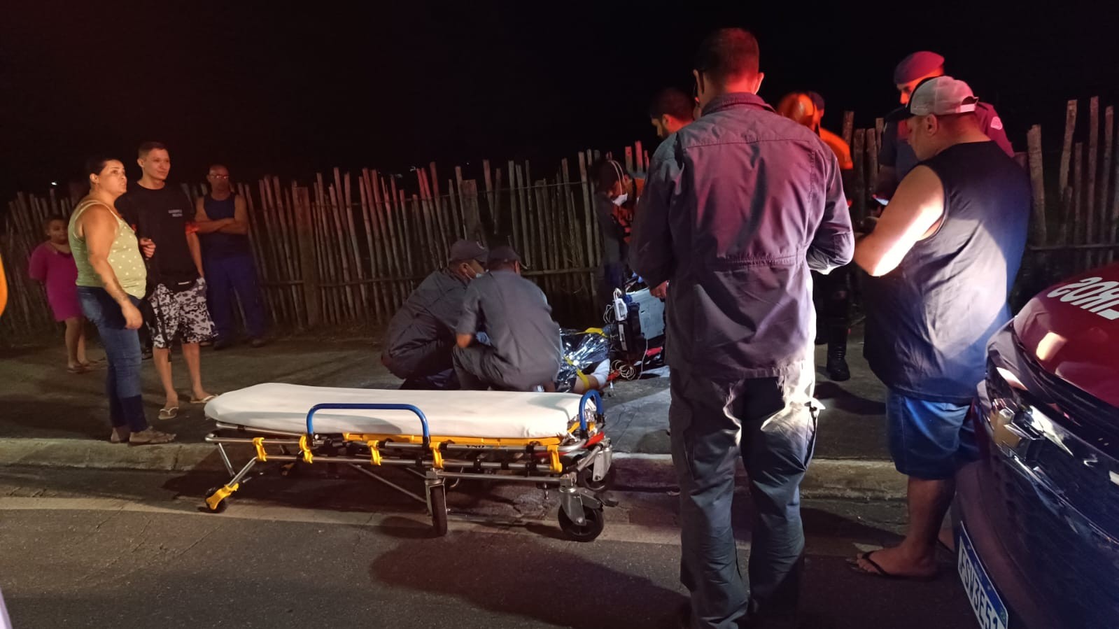 Jovem de 19 anos fica ferido após colidir moto em poste em São José dos Campos, SP