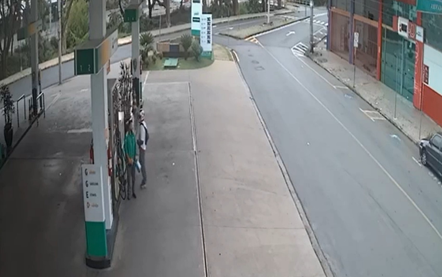 VÍDEO: Frentista é rendido durante assalto em posto de combustíveis em Poços de Caldas; suspeito foi preso e confessou o crime