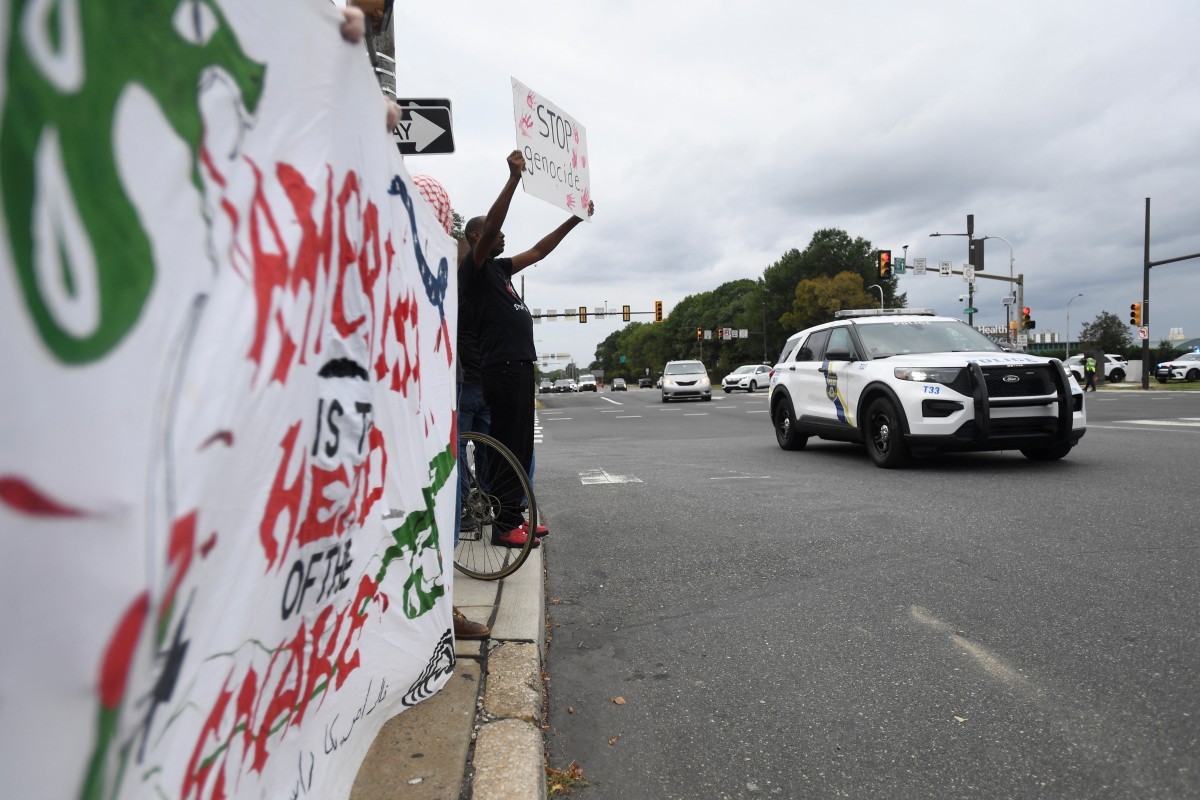 Manifestantes protestam antes de 1º show de Ed Sheeran desde polêmica com discurso pró-Palestina de atração de abertura