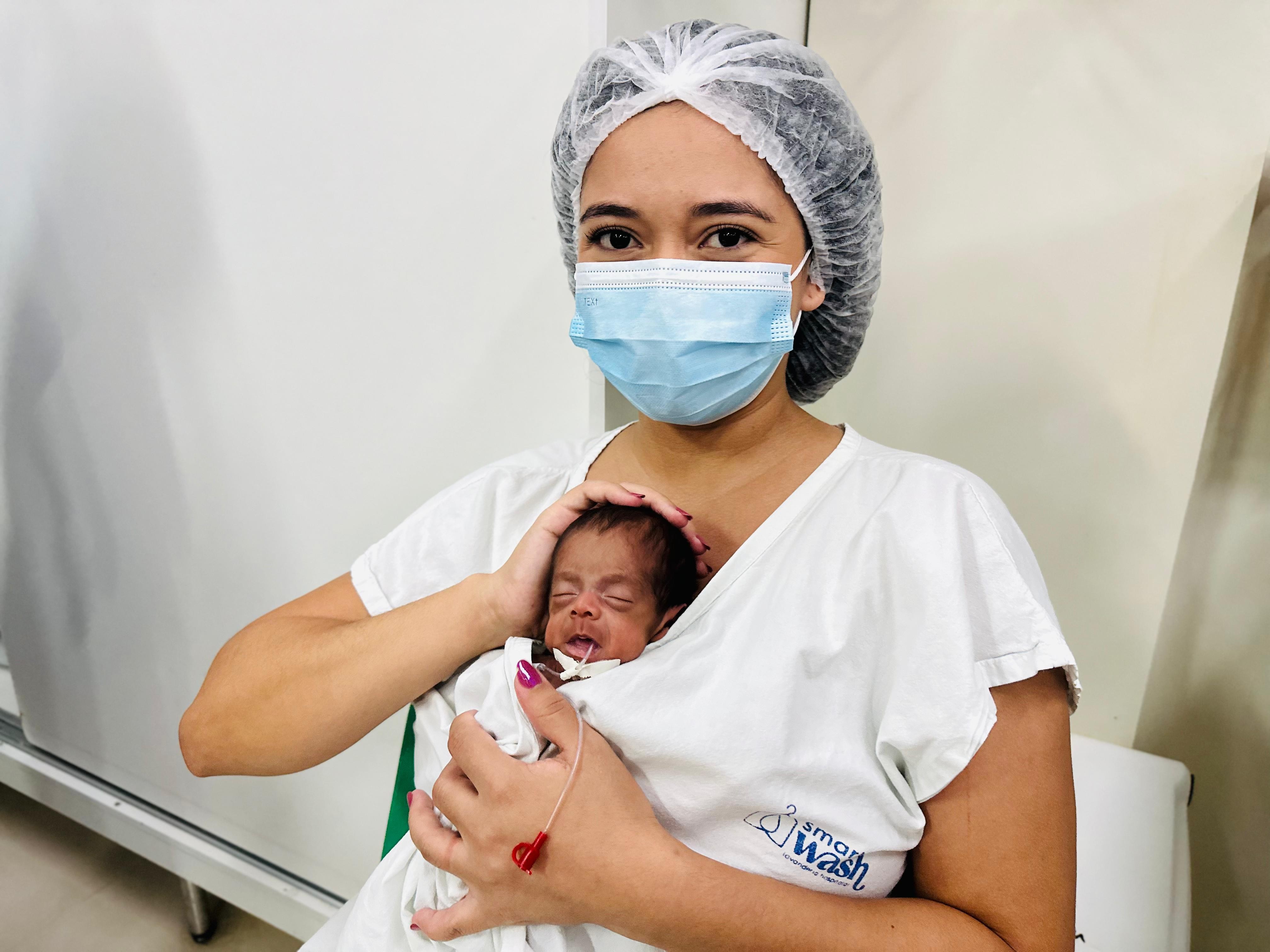 Hospital do Baixo Amazonas realiza ensaio fotográfico com mães e bebês recém-nascidos