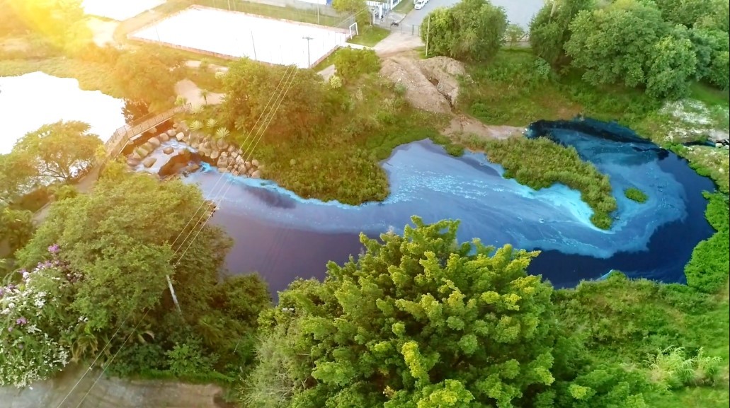 Vazamento de corante: captação no Rio Jundiaí segue suspensa, e Cetesb prevê chegada diluída a Indaiatuba