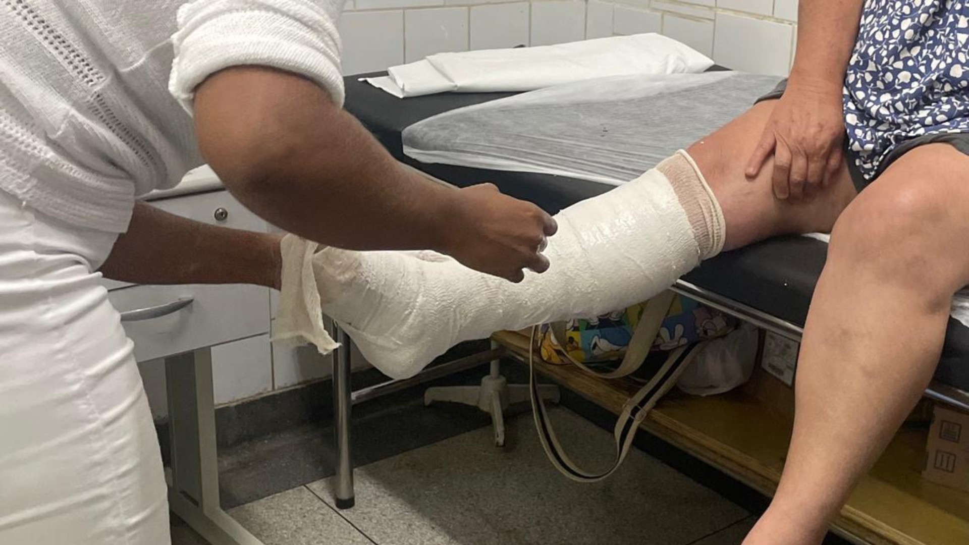 VÍDEO: Calçada cede e 'suga' idosa em Uberlândia; ‘grande susto’, diz filha 