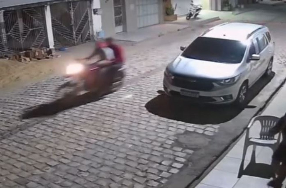 Após o crime, os dois suspeitos fugiram em uma moto. — Foto: Reprodução