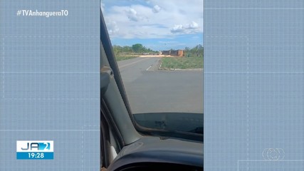 Carreta tomba no interior do Tocantins