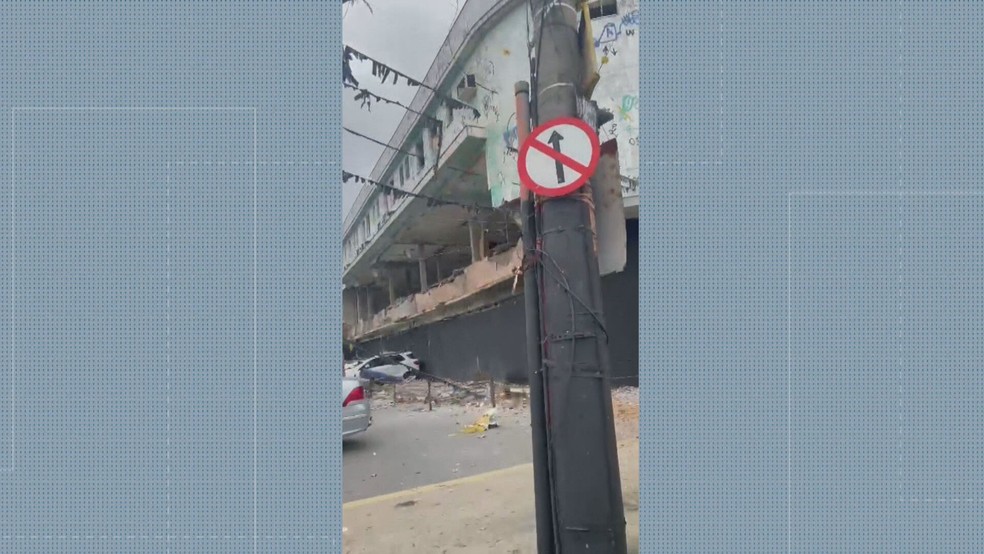 Fachada cai em Madureira — Foto: Reproduo/TV Globo