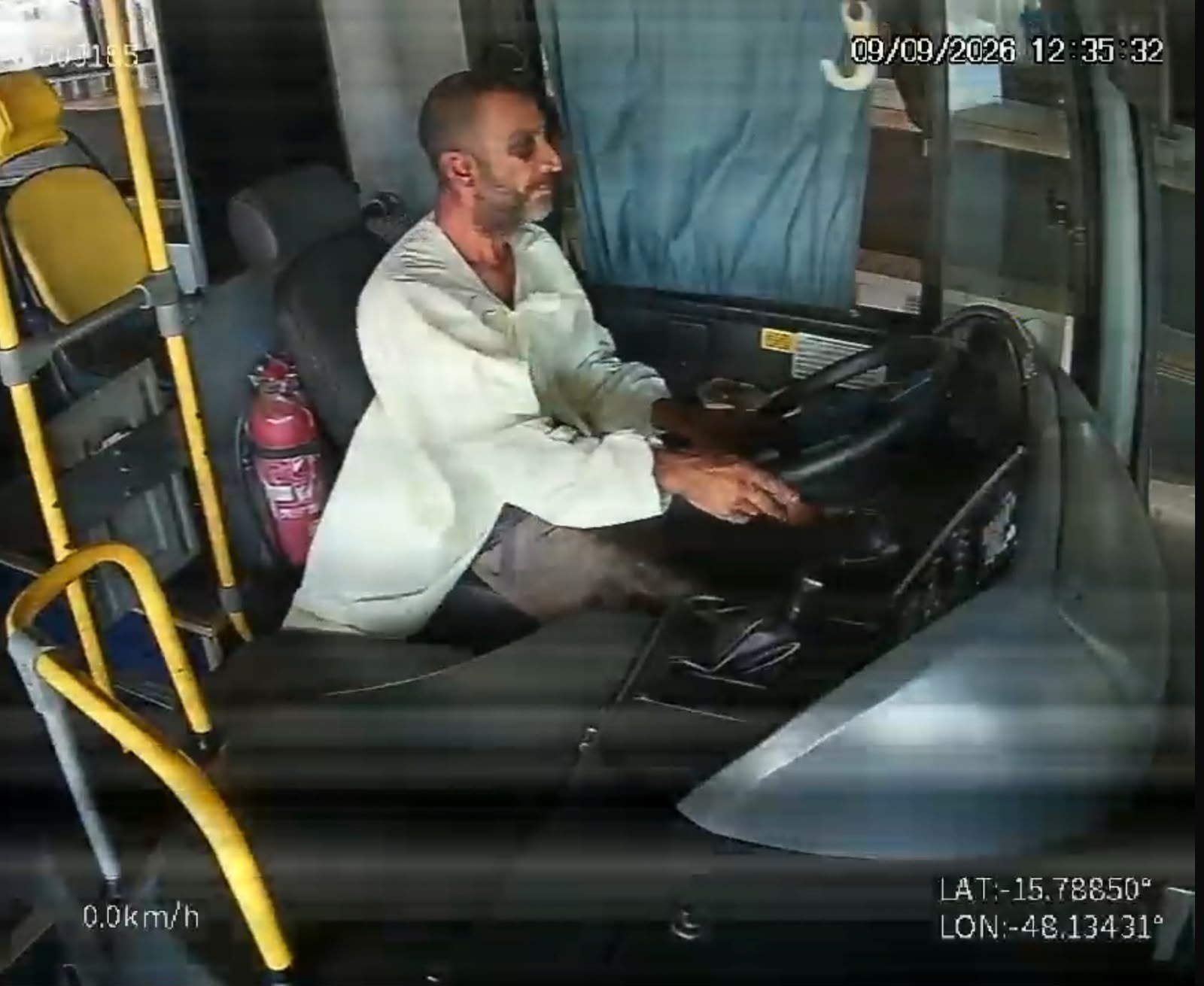 Homem furta autocarro e conduz em ziguezague antes de ser detido no DF