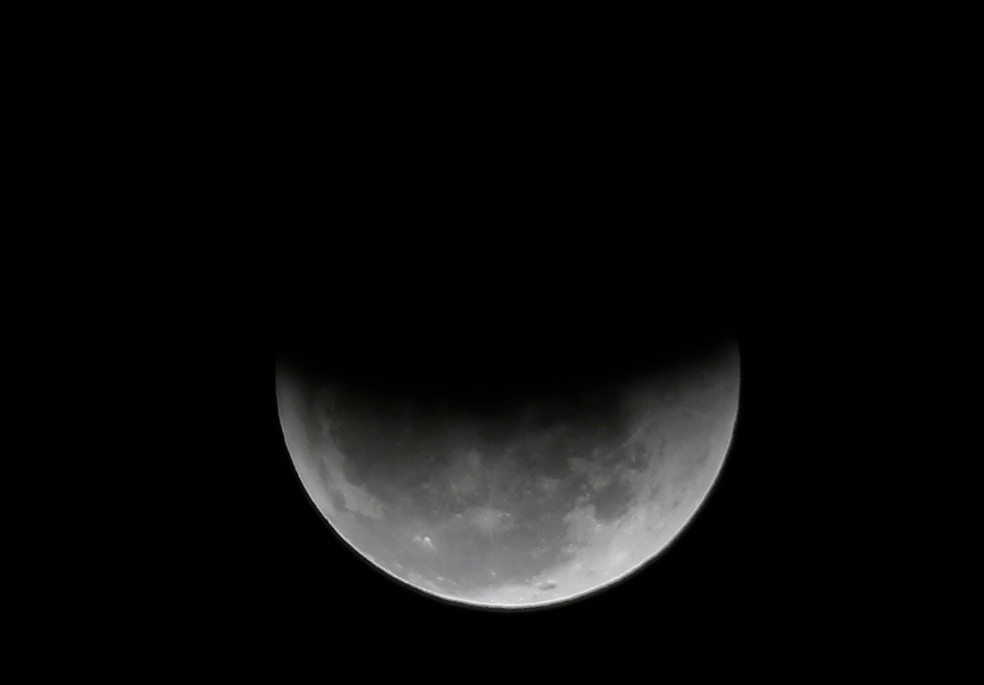 Eclipse já parcial na lua, no céu do Rio de Janeiro — Foto: Marcos Serra Lima/G1