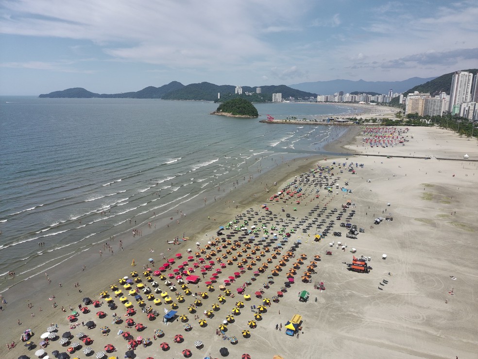 Praia de Santos (SP) na manhã deste sábado (4) — Foto: Matheus Muller/g1 Santos