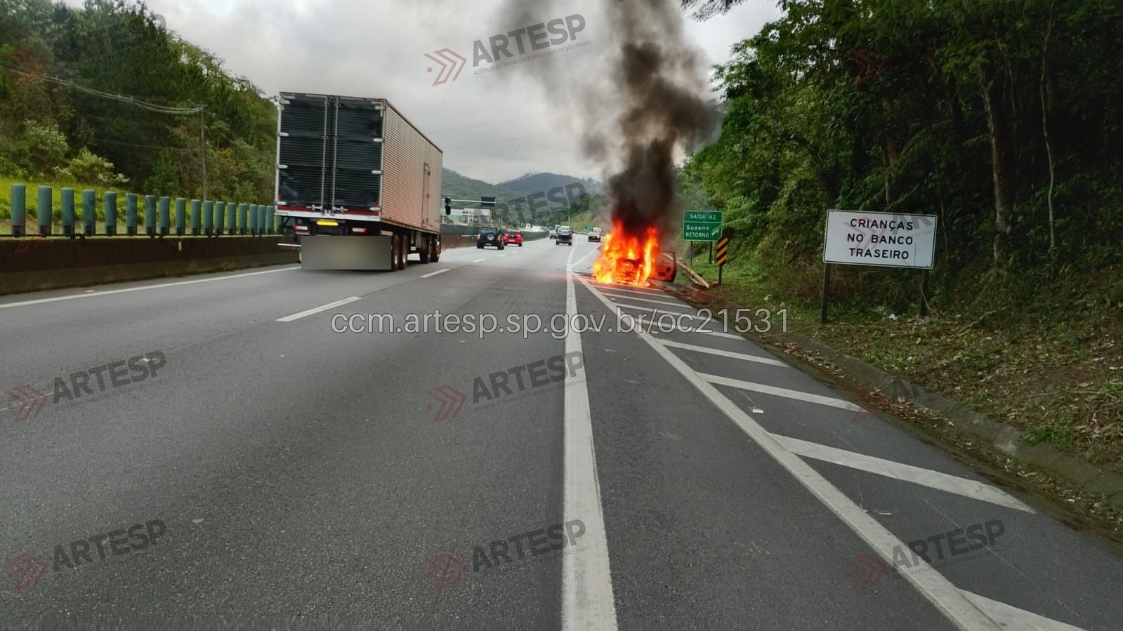 Carro pega fogo e provoca interdição parcial na Rodovia Pedro Eroles, em Mogi das Cruzes