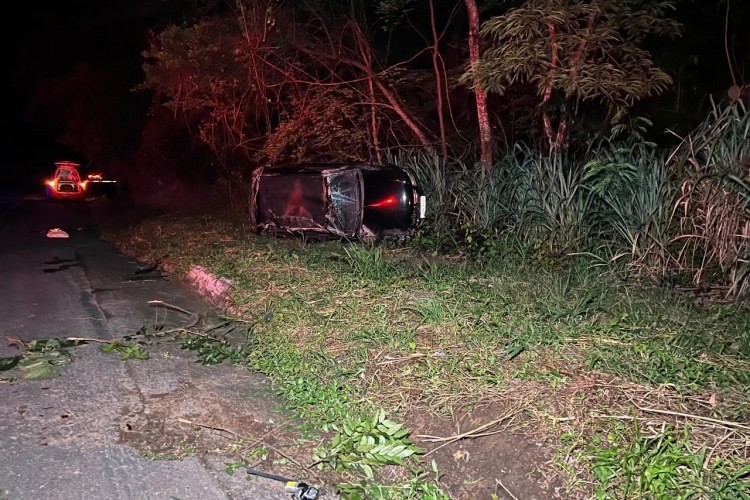 Motorista morre após ser arremessado para fora do carro durante capotamento em rodovia de MG