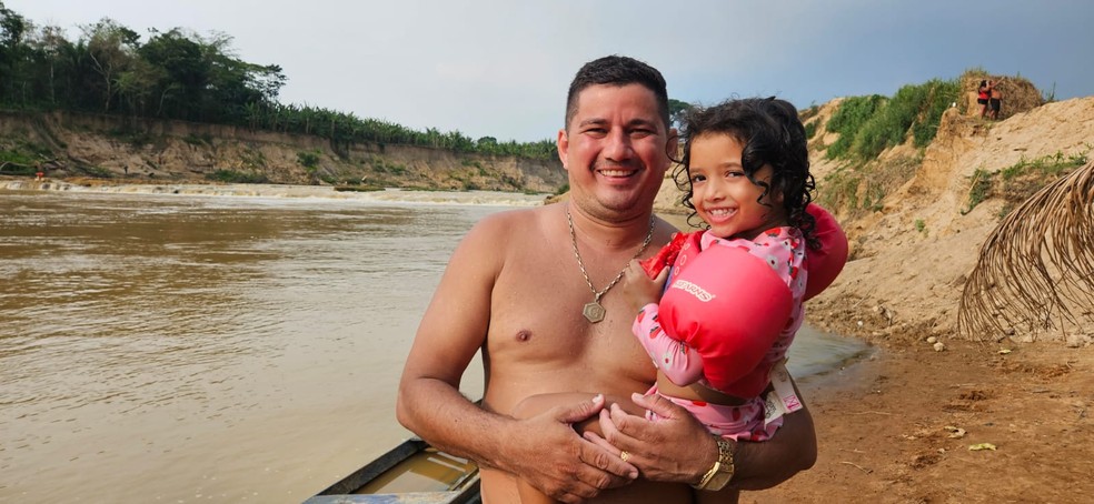 Jefferson Xavier, que é autônomo, foi a com a família inteira conhecer a famosa cachoeira e não se arrependeu — Foto: Tácita Muniz/g1